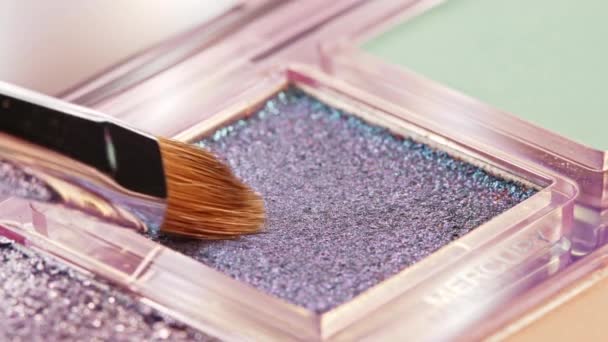 Make-up-Artist arbeitet mit Lidschatten Palette. Pinsel gewinnt Pigment auf Flor, um in Make-up verwendet werden. Makro-Ansicht des Arbeitsprozesses, Werkzeuge in der Kosmetikindustrie. Konzept der dekorativen Kosmetik, Visagist — Stockvideo