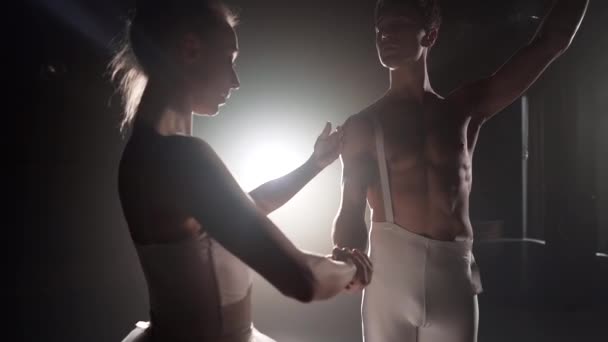 Pareja de ballet profesional bailando en focos de humo en el gran escenario. Hermosa mujer joven y el hombre en el fondo reflectores. Dúo emocional realizando arte coreográfico. Movimiento lento — Vídeos de Stock