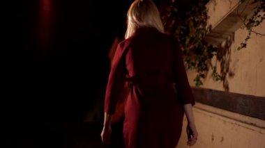 Gece yarısı merdivenlerde yürüyen bir kadın. - Ne? Yalnız Kız. Yavaş çekim.