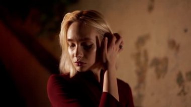 Esmer, esrarengiz kadın portresi. Güzel esrarengiz çekici kız. Geceleri şehir. Burun delici. Yavaş çekim.