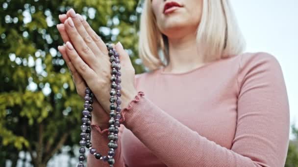 Женские руки с мала бусы или четки вместе символизируют молитву и благодарность. Мудра. Концепция йоги. Сконцентрированная девушка, стоящая с руками в намасте и медитирующая или молящаяся . — стоковое видео
