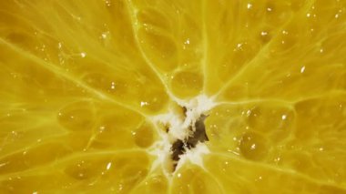 Turuncu dilimin makro görüntüsü. Dönüşümlü, soyut bir arka plan. Renkli, sulu dokuya aşırı yakın çekim, egzotik meyvelerin yapısı. Sağlıklı yiyecekler, limonata için narenciye ürünleri.