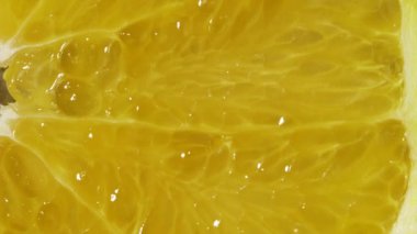 Turuncu dilimin makro görüntüsü. Dönüşümlü, soyut bir arka plan. Renkli, sulu dokuya aşırı yakın çekim, egzotik meyvelerin yapısı. Sağlıklı yiyecekler, limonata için narenciye ürünleri.