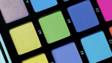 Güzellik rengarenk bir renge bürünür. Gözler için kozmetik saat yönünde döner. Güzellik, makyaj, sanatçı aletleri konsepti. Makro detaylı görüntüler.