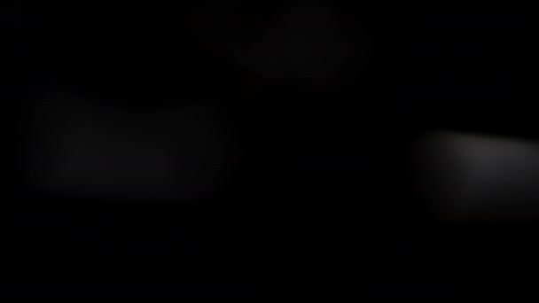 Ακραία μακροσκοπική άποψη της περιστροφής μαύρης λεπίδας. Μαχαίρι EDC, εργαλείο χειρός, έννοια οργάνου. Μεμονωμένο αντικείμενο σε σκοτεινό φόντο. — Αρχείο Βίντεο