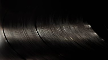 Retro-stil dönen plak çalar. Kapatın. Dönüşümlü vintage fonograf yakın çekim. Güzel renkli bir film..