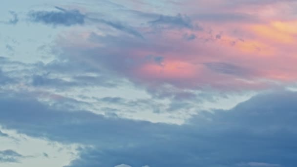 Nubes en movimiento en el cielo azul rosado púrpura atardecer. Atardecer, hora del atardecer. Hermoso timelapse suave. — Vídeo de stock