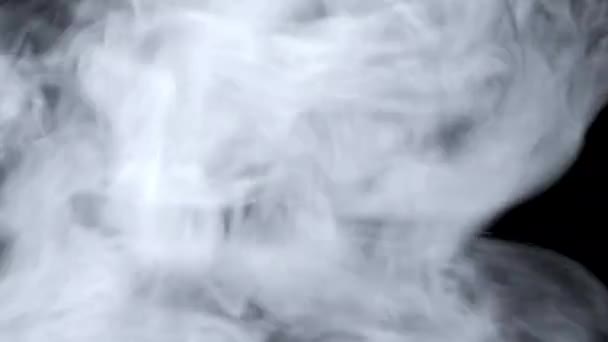 Droge ijswolken bedekken de achtergrond. Witte abstracte rook zweeft langzaam door zwart oppervlak. Atmosferische mist nevel effect. Echt mysterieuze stoom. Halloween concept beelden. — Stockvideo