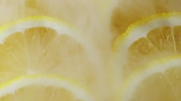 Gekoelde sinaasappelschijfjes met koude stoomrook. Close-up van sappige textuur van exotisch fruit. Concept van gezond voedsel, veganistische biologische voeding. Kleurrijke achtergrond. — Stockvideo