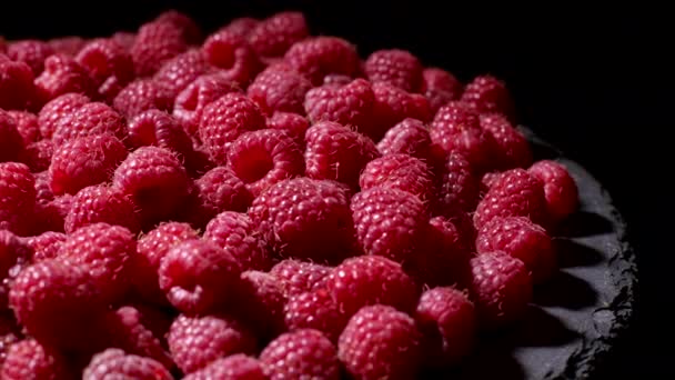 Lekker zoet fruit - rijpe frambozen roterende achtergrond. Bessen zit vol met antioxidant. Goede veganistische voeding. Gezond levensstijl concept. — Stockvideo