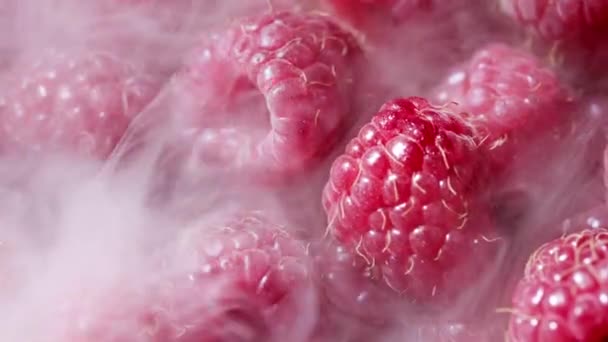 Fantastisk bilde av bringebær med kald damp. Smaker søt frukt, bær. Sunn mat, økologisk, veganernæring. – stockvideo