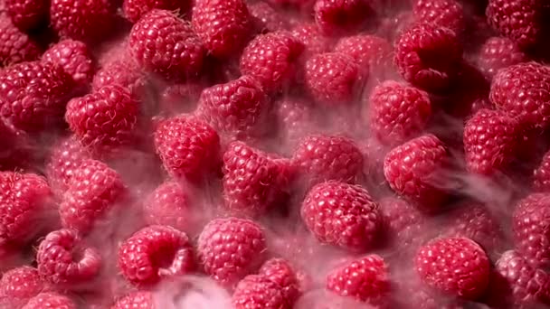 Images étonnantes de framboise avec de la fumée de vapeur froide. Fruits sucrés savoureux, Berry. Aliments sains, bonne nutrition végétalienne biologique. — Video