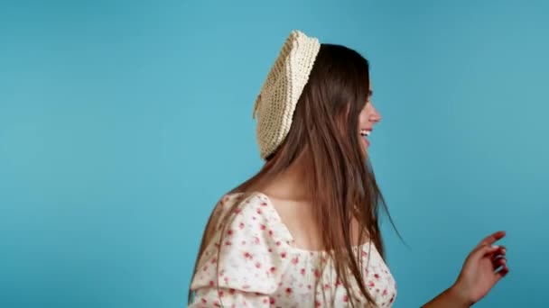 Mooie vrouw met mooi haar grappig dansen op blauwe studio achtergrond. Schattig meisjes portret. Feest, geluk, vrijheid, jeugdconcept. — Stockvideo