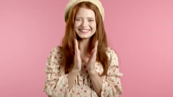 Mädchen mit schönen Haaren sehr froh und glücklich, sie klatscht Hände wegen der guten Nachrichten. Überrascht aufgeregt glückliche Frau auf rosa Hintergrund — Stockvideo