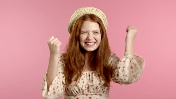 Menina com cabelo bonito muito feliz e feliz, ela mostrando sim gesto. Excelentes notícias. Surpreendido animado feliz mulher no fundo rosa — Vídeo de Stock