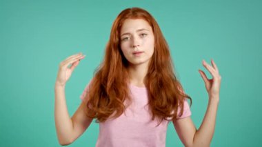 Mavi arka planda elleri ve yuvarlanan gözleriyle hoş bir kız jest yapıyor. Boş vaatler, falan filan. Yalancı..