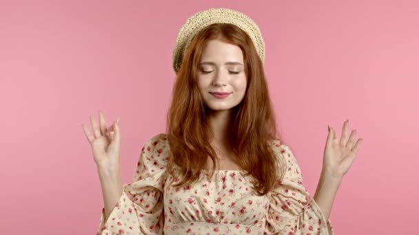 Chica tranquila relajándose, meditando. La mujer se calma, respira profundamente con mudra om sobre fondo de estudio rosa. Concepto de yoga. — Vídeos de Stock