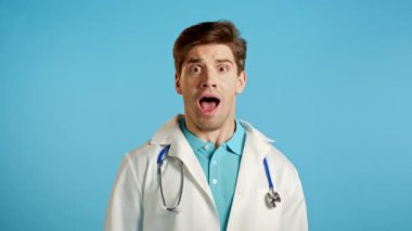 Korkmuş bir doktor bir şeyden korkuyor ve mavi duvarın arkasında korku dolu büyük gözlerle kameraya bakıyor..
