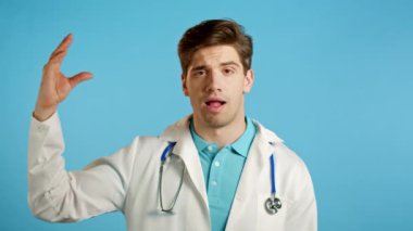 Yakışıklı, sıhhiye ceketli doktor. Mavi arka planda elleri ve yuvarlanan gözleriyle jest yapıyor. Boş vaatler, falan filan. Yalancı..