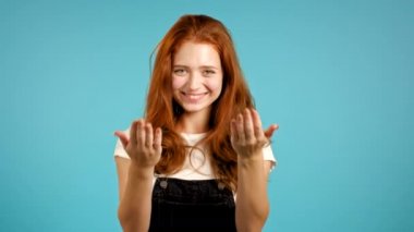 Güzel bir kadın- Hey sen, buraya gel. Genel olarak kız ona katılır mısın diye sorar, davet eder, el sıkışma hareketi yapar. Bayan şakacı bir çapkın gibi görünüyor. Gelmeye davet ediyor. Mavi stüdyo arka planı.