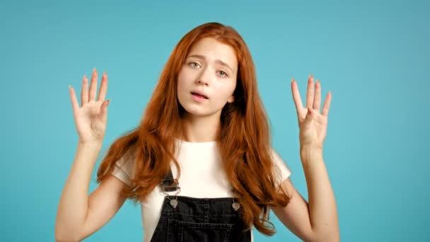 Schattig meisje met bla-bla-bla gebaar met handen en rollende ogen geïsoleerd op blauwe achtergrond. Lege beloftes, blah concept. Lier. — Stockvideo