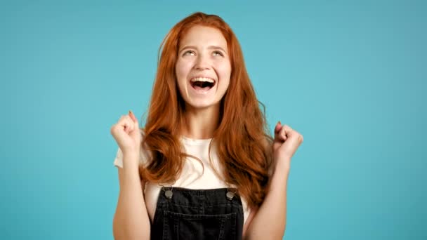 Ragazza con bei capelli molto felice e felice, lei mostrando sì, gesto di gratitudine. Ottime notizie. Sorpresa donna felice eccitato su sfondo blu — Video Stock