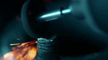 Araba motorunun metal sürgüsü el yapımı elektrikli aletle öğütülmüş. Yakın plan. Oto tamirhanesi, araba restorasyonu kavramı.