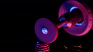 İnşaat fabrikasındaki öğütücüyle metal öğüten işçilere yakın çekim. Sanayi üretimi, çilingir endüstrisi konsepti. Parçalayan tekerlekten kıvılcımlar. 