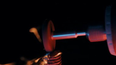 İnşaat fabrikasındaki öğütücüyle metal öğüten işçilere yakın çekim. Sanayi üretimi, çilingir endüstrisi konsepti. Parçalayan tekerlekten kıvılcımlar. 