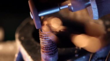 Araba motorunun metal sürgüsü el yapımı elektrikli aletle öğütülmüş. Yakın plan. Oto tamirhanesi, araba restorasyonu kavramı.