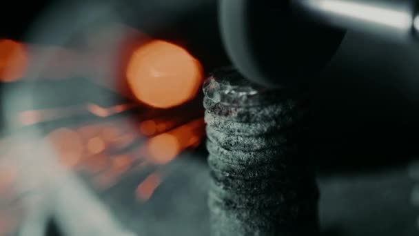 Detailní záběr dělníka brousí kov bruskou ve stavebním závodě. Průmyslová výroba, zámečnický průmysl. Jiskry z brusného kola. — Stock video