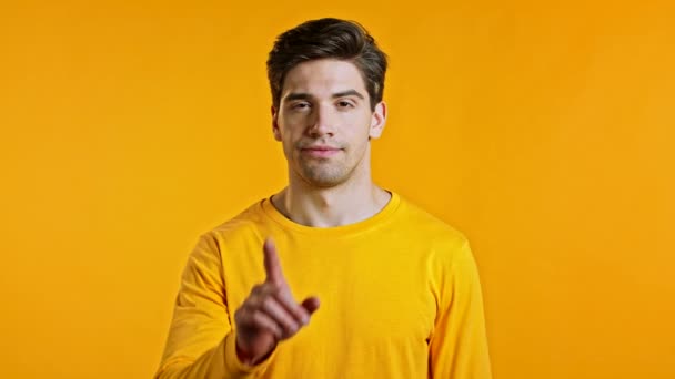 指の記号なしで不承認の男は否定的なジェスチャーを作る。拒否、拒否、不一致、黄色の背景に男の肖像画. — ストック動画