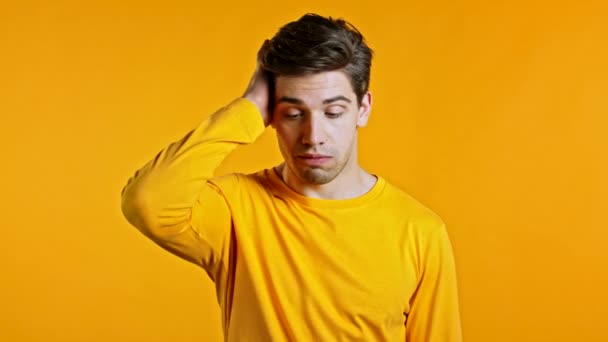 Hombre europeo frustrado sobre fondo amarillo de la pared. El tipo está cansado, aburrido de trabajar o estudiar, decepcionado, indefenso — Vídeos de Stock