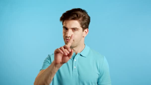 指の記号なしで不承認の男は否定的なジェスチャーを作る。否定、拒否、不一致、青の背景に男の肖像. — ストック動画