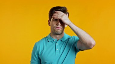 Genç bir adamın facepalm hareketi yaparken portresi, hayır, unuttum. Mutsuz adam üzüntü, pişmanlık, drama, başarısızlık hissediyor. Sarı duvarda izole edilmiş.