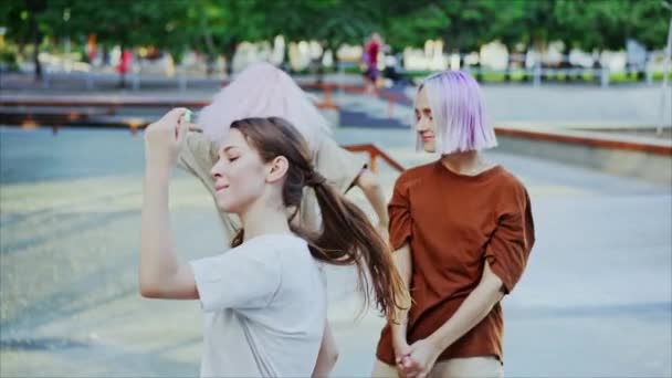 Jóvenes bailarinas adolescentes disfrutando de movimientos funky hip-hop. Mujeres modernas bailando estilo libre juntas en el dique de mar al amanecer. Movimiento lento. — Vídeos de Stock