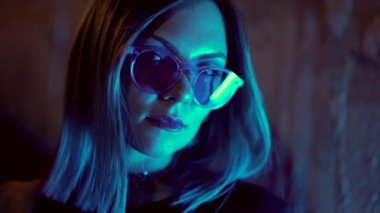 Milenyum dönemi esrarengiz güzel kız portresi. Geceleri alışılmadık mavi saç stili. Gözlüklü gizemli hippi kadın.. 