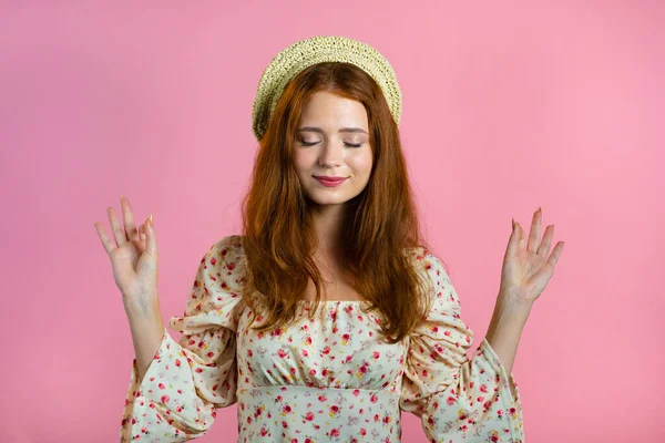 Donna calma rilassante, meditando. Ragazza si calma, respira profondamente con mudra om su sfondo rosa studio — Foto Stock