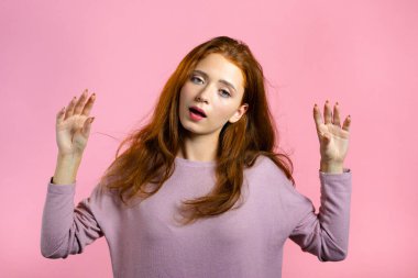 Sevimli bir kız pembe arka planda izole edilmiş elleri ve yuvarlanan gözleriyle bla-bla-bla hareketi yapıyor. Boş vaatler, falan filan. Yalancı..