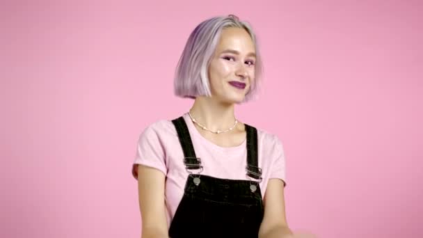 Belle femme hipster montrant - Hey vous, venez ici.Fille dans l'ensemble demander se joindre à elle, appelle à la main invitant câlins gesture.Lady est à la recherche ludique flirtatious, invitant à venir.Fond studio rose. — Video