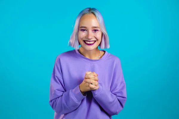 Tleskající dívka s fialovými vlasy je velmi šťastný a šťastný, tleská ruce, protože vynikající zprávy. Překvapen vzrušený šťastný žena na modrém pozadí — Stock fotografie