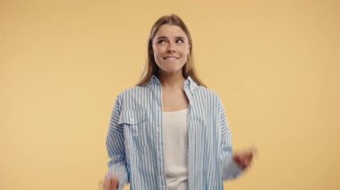 Amerikalı güzel bir kadın dua ediyor. Bej arka plan. Umut dolu dua eden bayan birinden arzularını tatmin etmesini ve yardım etmesini istiyor. Yüksek kalite 4k