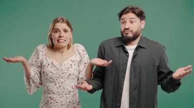 Karmaşık ifadelerle omuzlarını kaldıran erkek ve kadın, ne yapacaklarını bilmediklerini gösteriyorlar. Karışıklık, tereddüt, karar verme ya da belirsiz durumlar. Yüksek kalite 4k