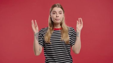 Genç ve çekici manken, gözlerini devirirken eliyle konuşuyor, iğneleme ya da sinir bozuculuk yapıyor. Sıkıntı, ironi, iletişim aşırı yükleme, duygusal tepkiler gibi temalara uyuyor