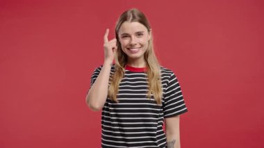 Akıllı genç bayan, bunu bir düşün. Öğrenci kamerası kırmızıda. Olumlu düşünüyorum. Zeki biri. Yüksek kalite 4k