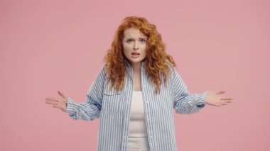 Hüsrana uğramış model, öfkesini ve şaşkınlığını cesur el hareketiyle ifade eder, duygusal tepki verir. Çatışma, yanlış anlama, tepki, iğneleme, yoğun diyalog sahneleri