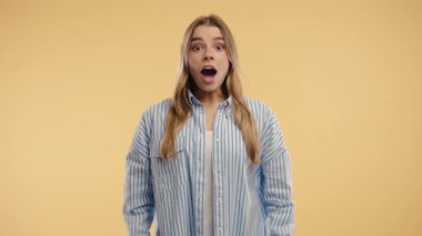 Şaşkın sarışın kadın, vay canına diyor, inanamadım. İlgi çekmeye çalışan etkileyici bir bayan. Satış kavramı, karlı bir teklif. Bej arka planda heyecanlı bir öğrenci kız. Yüksek kalite 4k