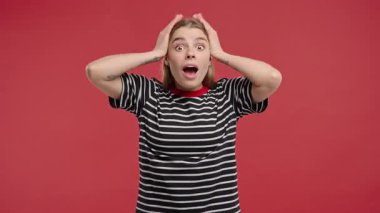 Şaşkın sarışın kadın, vay canına diyor, inanamıyorum. İlgi çekmeye çalışan etkileyici bir bayan. Satış kavramı, karlı bir teklif. Kırmızı arka planda heyecanlı öğrenci kız. Yüksek kalite 4k