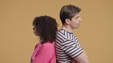 Genç çiftler kavga üstüne kavga ettiler. Elleri çaprazlanmış, uzlaşmaz koşullarda sırt sırta durdular. Kimse uzlaşmak için buluşmaya gitmez. İlişkilerde bencillik