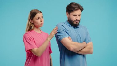 Genç çift hayal kırıklığı içinde sırt sırta veriliyor. Durakladıktan sonra, kadın yumuşar ve uzlaşmaya doğru ilk adımı atar. Duygusal ve ilişkilendirilebilir.